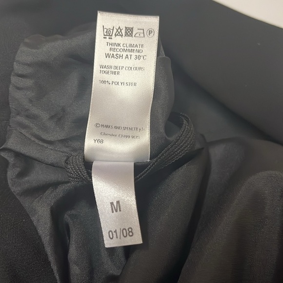 Marks & Spencer’s a-line skirt under the knee black UK14- Canadian size medium - Picture 6 of 6